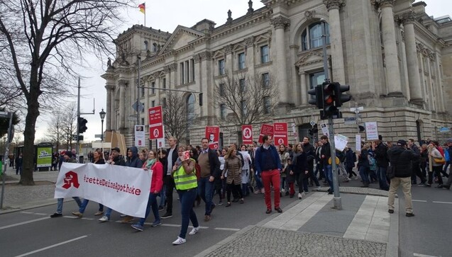 Kurz vor der Ankunft am Brandenburger Tor passierte der Demonstrationszug den Reichstag.