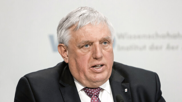 NRW-Gesundheitsminister Laumann will Apotheken im Land besser kontrollieren und eine Studie zum Zyto-Skandal durchführen lassen. (Foto: Imago)