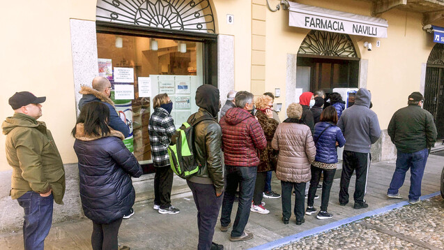 Bei einigen Apotheken im italienischen Coronavirus-Gebiet (wie hier in Codogno) müssen die Patienten derzeit lange warten, weil die Apotheker nur noch über die Notdienstklappe bedienen. (c / Foto: imago images / Independent Photos Agency)
