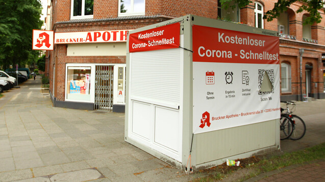Corona-Testcenter vor der Bruckner-Apotheke in Barmbek Hamburg, 2022. (Foto: IMAGO /&nbsp;Hanno Bode)