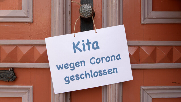 Geschlossene Kitas und Schulen wegen des sich ausbreitenden Coronavirus finden nur 69 Prozent der Menschen in Deutschland noch angemessen, fand das Bundesinstitut für Risikobewertung heraus. ( r / Foto: imago images/Petra Schneider)