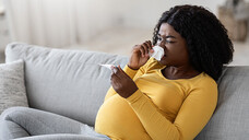 Die STIKO rät zur Grippeimpfung in der Schwangerschaft ab dem zweiten Schwangerschaftsdrittel. (Foto: Prostock-studio / stock.adobe.com)