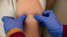Eine Möglichkeit der Vorsorge: Niedrigschwelliges Impfangebot in der Apotheke. (Foto: DAZ / Schelbert)