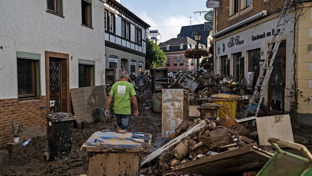 Das Hochwasser hat verheerende Verwüstungen angerichtet. Der Deutsche Apotheker Verlag hilft betroffenen Apotheken. (Foto: IMAGO / Hannes P. Albert)