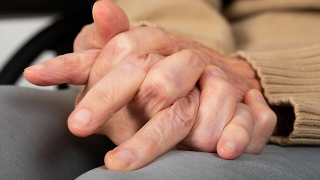 Rigor, Ruhetremor und posturale Instabilität sind die Kardinalsymptome von Parkinson. Aber auch eine Veränderung des Schriftbildes durch Verspannung der Handmuskulatur kann ein Symptom für Parkinson sein. (b/Foto: Ocskay
Mark / stock.adobe.com)