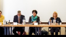 Ursula Funke (zweite von rechts) ärgert sich über ihre Kollegin Gabriele Regina Overwiening. (Foto: ABDA),