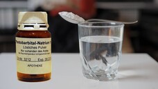 Seit Jahren befassen sich deutsche Gerichte mit der Frage, ob schwerkranken Menschen der Zugang zu einer tödlichen Dosis eines Betäubungsmittels zu gewähren ist. (Foto: IMAGO / sepp spiegl)