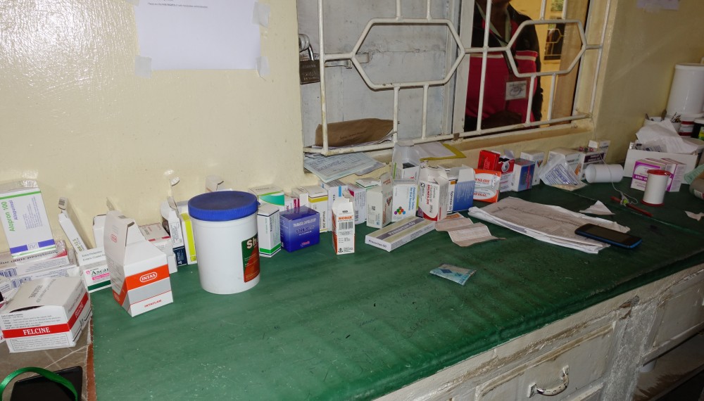 Die Medikamenten-Abgabestelle für ambulante Patienten aus Loilondo ist viel zu klein (Foto: Apotheker helfen)