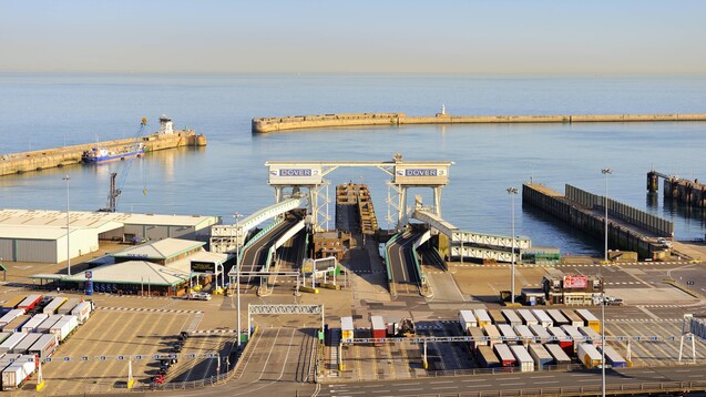 Der Industriehafen in Dover: Hier könnten laut Papieren der britischen Regierung ab Tag eins nach dem EU-Austritt chaotische Zustände drohen. (m / Foto: imago images / imagebroker)