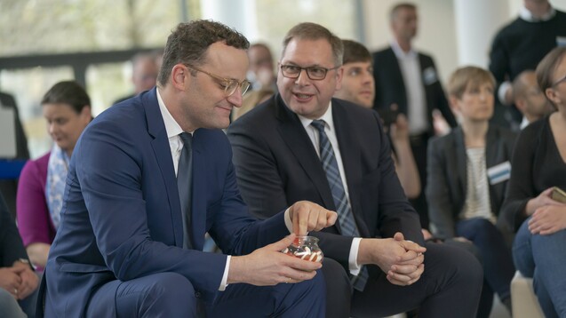 Bundesgesundheitsminister Jens Spahn (CDU) will das BfArM (hier Präsident Karl Broich) dazu befähigen, Medizinprodukte zurückzurufen. (s / Foto: imago images/Ortmann)