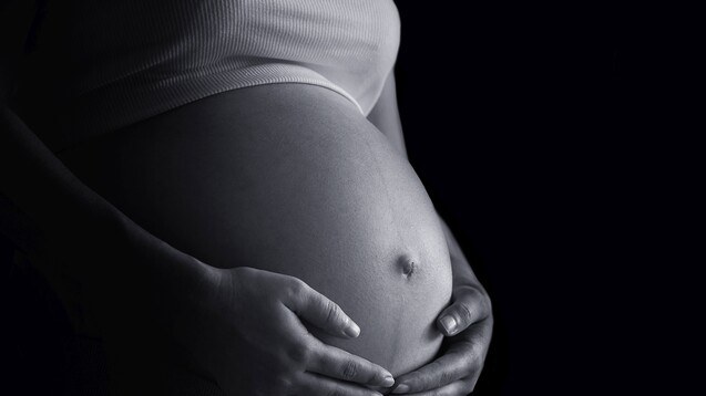SARS-CoV-2 kann nach aktuellem Stand der Wissenschaft von einer infizierten Mutter in der Schwangerschaft auf ihr ungeborenes Baby übertragen werden. (Foto: Zffoto / stock.adobe.com)