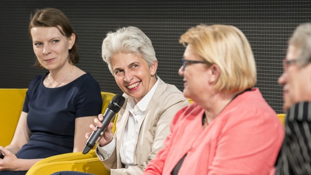 Emmi Zeulner (CSU), Marie-Agnes Strack-Zimmermann, Kordula-Schulz-Asche und Biggi Bender besprechen Apothekenthemen auf dem BVDVA-Podium. (Foto: Külker)