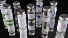 Die AMK erhielt im Jahr 2021 insgesamt 990 Verdachtsmeldungen von Arzneimittelrisiken zu den mRNA-Impfstoffen Comirnaty und Spikevax sowie den Vektor-Impfstoffen Vaxzevria und COVID-19 Vaccine Janssen. (c / Foto: IMAGO / UIG)