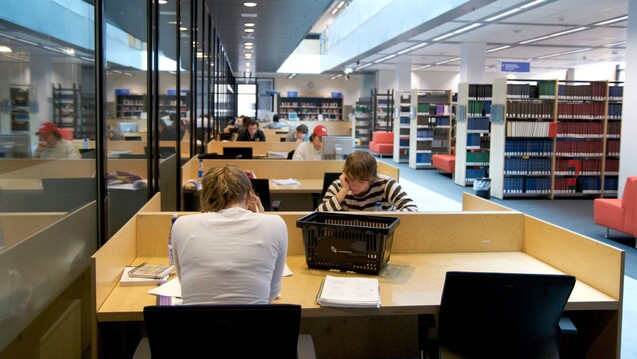 In den Niederlanden wollen wieder mehr junge Menschen den Studiengang Pharmazie bewältigen. Hier ein Beispielbild aus der Bibliothek der Uni Leiden (m, Foto: imago images / JOKER)
