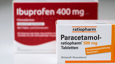 Ab neun Jahren sollte Ibuprofen- oder Paracetamol-Saft ausschließlich auf Rezept abgegeben werden. Teilbare Ibuprofen-Tabletten können Kinder ab sechs Jahren einnehmen. (b/Foto: Tobias Arhelger / AdobeStock)