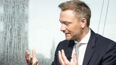 FDP-Parteichef Christian Lindner will flexible Rx-Preise bei neuen Dienstleistungshonoraren. DAZ-Autor Dr. Thomas Müller-Bohn meint in einem DAZ-Editorial: Lindner hat nicht die Bedeutung der Rx-Preisbindung erfasst. &nbsp;(Foto: Külker)