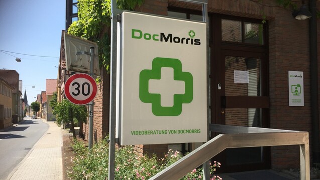 Die DocMorris-Videoberatung samt Arzneimittelabgabeautomat in Hüffenhardt wurde heute von Richtern des Verwaltungsgerichts Karlsruhe in Augenschein genommen. (c / Foto: diz)