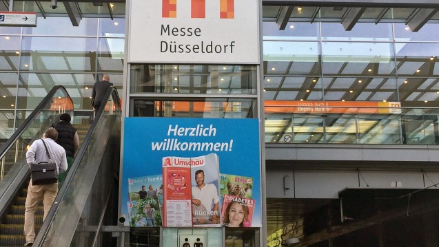 Gleich am Eingang zur Messe wirbt der Wort & Bild Verlag. (Foto: DAZ.online)