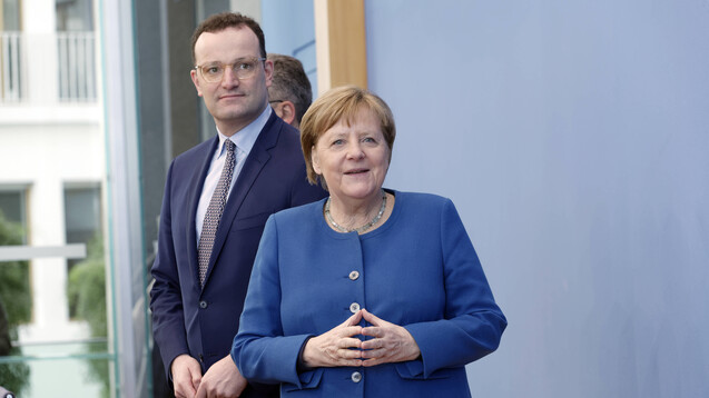 Ausnahmen beim Zuweisungsverbot lehnt die Regierung (hier im Bild: Bundeskanzlerin Angela Merkel und Bundesgesundheitsminister Jens Spahn, beide CDU) konsequent ab. (s / Foto: imago images/Jürgen Heinrich)