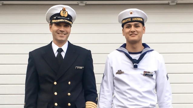 Thomas Meyer nach seiner Beförderung 2017 mit seinem Cousin Ferdinand Meyer, der damals als Wehrdienstleistender auf der Fregatte Augsburg war. (Foto: privat)