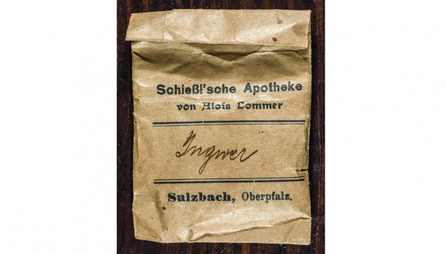 Abgabe-Packung
für Arzneimittel, die in der einstigen Hof-Apotheke selbst hergestellt oder abgefüllt wurden. (Foto: Peter Raßkopf)