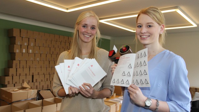 Die Studentinnen Martina Birnbaum (l.) und Marie Nagel haben 75.000 Broschüren verandfertig gemacht (Foto: AKWL).
