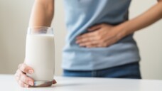 Lactoseintolerant zu sein bedeutet nicht, dass man gar keine Milch verträgt. 12 g Lactose am Tag, circa ein Glas Milch, löst bei vielen Betroffenen keine Symptome aus. (Pormezz/AdobeStock)