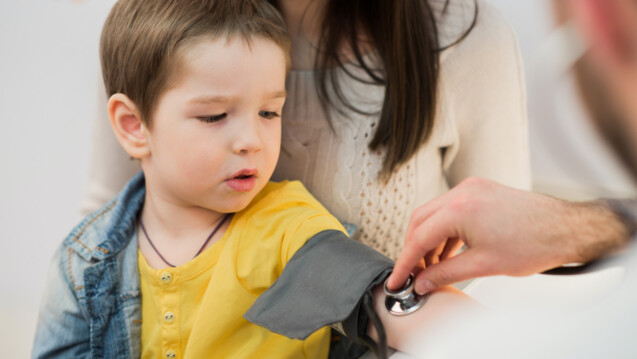 Für die Blutdruckmessung bei Kindern sollten gut sitzende Kindermanschetten verwendet werden. (Foto: romankosolapov / Adobe Stock)