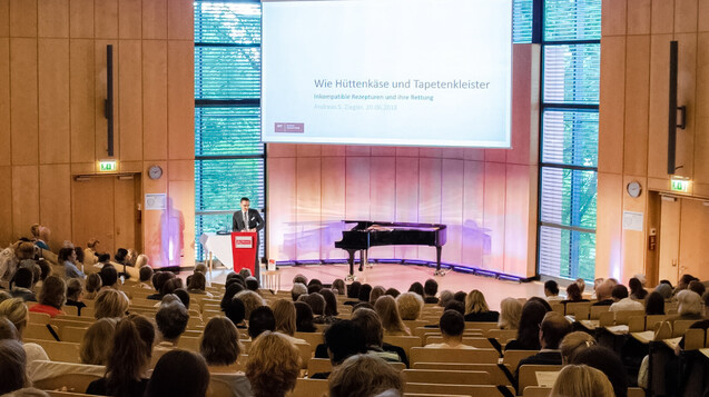 Dr.
Andreas Ziegler, Apotheker und Wissenschaftsjournalist, startete den diesjährigen Rezepturgipfel mit seinem Vortrag. (Foto: Hugger / DAZ)