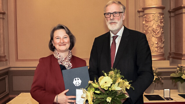 Apothekerin Silke Czerwenka aus Blankenburg wurde von Kultur- und Staatsminister Rainer Robra wegen eines Autismus-Projekts mit dem Bundesverdienstkreuz ausgezeichnet. ( r / Foto: Czerwenka)