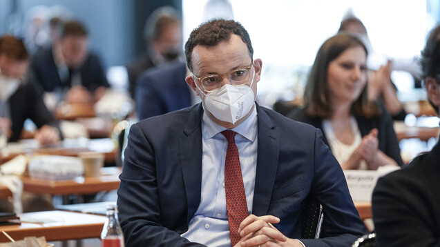 Jens Spahn ist mal wieder unter Beschuss. Diesmal geht es um die Verteilung angeblich minderwertiger Masken. (c / Foto: IMAGO / Political-Moments)