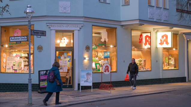 Apotheken im Berliner Bezirk Charlottenburg-Wilmersdorf&nbsp;&nbsp;können bald Versicherten von Ersatzkassen Grippeimpfungen anbieten. (c / Foto: IMAGO / Joko)&nbsp;