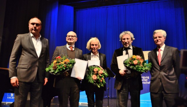 Martin Porwoll (zweiter von links) und Maria Klein bei der Preisverleihung in Bottrop – rechts neben ihnen der gleichfalls ausgezeichnete türkische Journalist Can Dündar. (Fotos: hfd / DAZ.onlline)