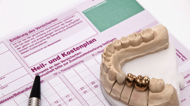 Finanzinvestoren haben Zahnarztpraxen als Geldanlage erkannt, insbesondere mit Implantologie oder aufwendigem Zahnersatz lässt sich gutes Geld verdienen. (m / Foto: O.K. / stock.adobe.com)