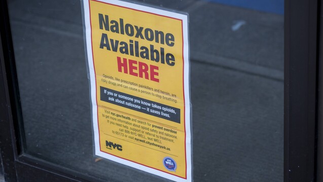Wenn  Apotheker Naloxon ohne Verschreibung verkaufen dürfen, sterben einer neuen Studie zufolge deutlich weniger Menschen an Überdosen. (s / Foto: imago images / Levine-Roberts)