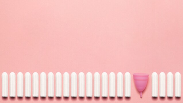 Sind Menstruationscups hygienisch sicher? Bieten Cups auch beim Toxischen Schocksyndrom Vorteile gegenüber Tampons? Und was kann das Risiko für ein TSS senken – sowohl bei Tampons als auch Menstruationstassen?&nbsp;(Foto: Val Mad / stock.adobe.com)