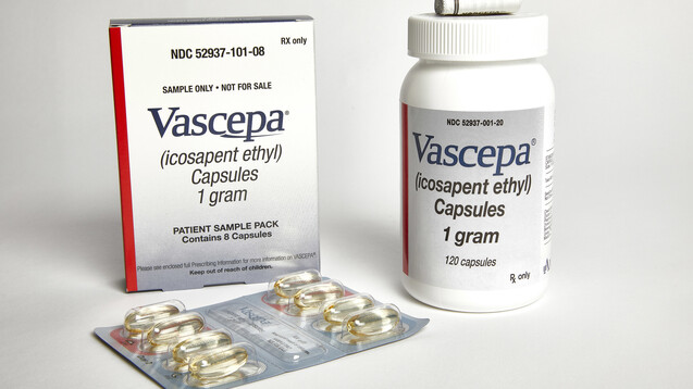 In den USA schreibt man den Namen des hochdosierten und chemisch modifizierten Omega-3-Fettsäure-Präparats Vazkepa mit einem „s“: Vascepa. (x / Foto: picture alliance/AP Photo | Uncredited)
