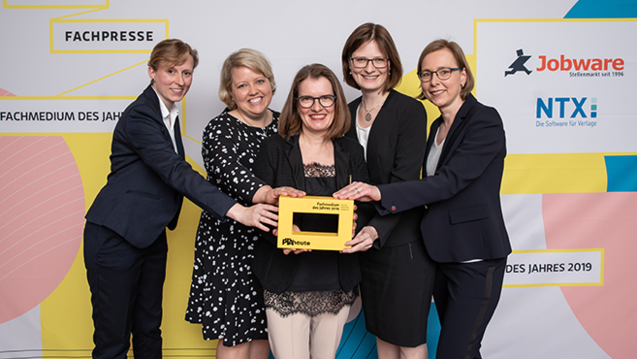 Das PTAheute-Team freut sich über die 
Auszeichnung zum „Fachmedium des Jahres 2019": (v.l.n.r.) Jacqueline 
Farin, Martina Busch, Dr. Iris Milek, Dr. Claudia Neul, Sabine Stute. (Foto: Markus Nass)