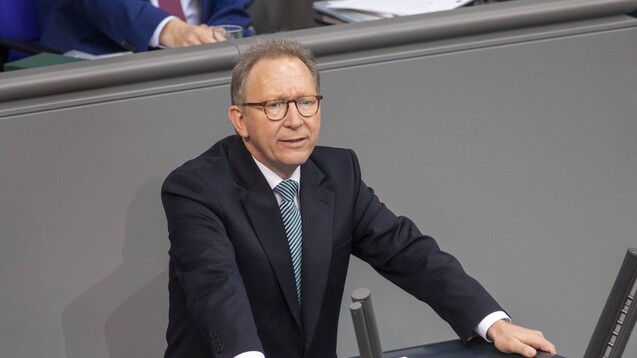 Der Vorsitzende des Gesundheitsausschusses des Bundestags, Erwin Rüddel, hat sich erneut zur Homöopathie geäußert. (m / Foto: imago images / Christian Thiel)