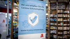 Auch in Apotheken sind die angepassten Corona-Impfstoffe erhältlich. (s / Foto: IMAGO / photothek)