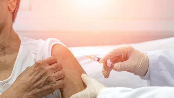 Bei Nichtlieferbarkeit von Efluelda: alternative Grippeimpfstoffe für Senioren