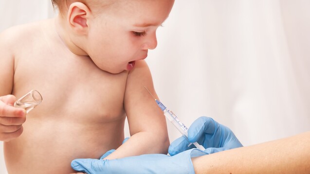 Die STIKO empfiehlt die Grippeimpfung für gesunde Babys und Kinder nicht standardmäßig. Liegen Grunderkrankungen vor, sollten aber auch Säuglinge und Kinder grippegeschützt werden. Doch mit welchem Impfstoff? (Foto: sonar512 / stock.adobe.com)