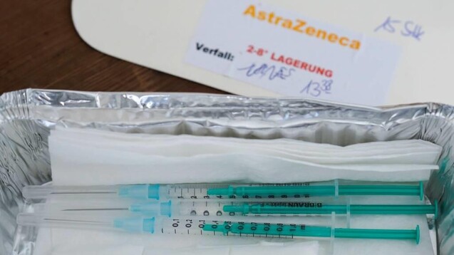 Begrenzte Haltbarkeit: Bislang wurde einer Umfrage der dpa zufolge noch nicht viel abgelaufener Impfstoff entsorgt. (c / Foto: IMAGO / Political-Moments)
