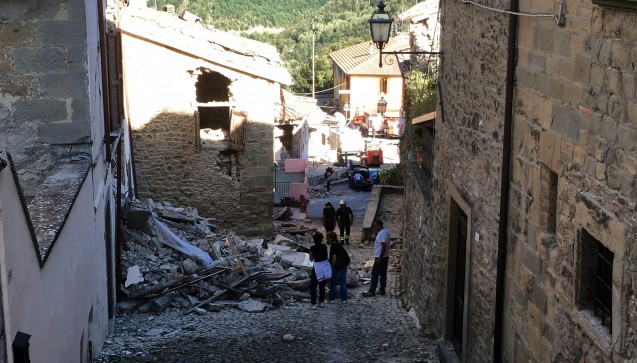 Das Erdbeben in Mittelitalien hat auch die Arzneimittelversorgung zum Erliegen gebracht. Im Bergdorf Accumoli ist die Apotheke von Francesco Nigro zumindest noch betretbar. Der Apotheker berichtet uns, wie er nun eine gesamte Region mit Notfallarzneimitteln versorgt. (Foto: dpa)