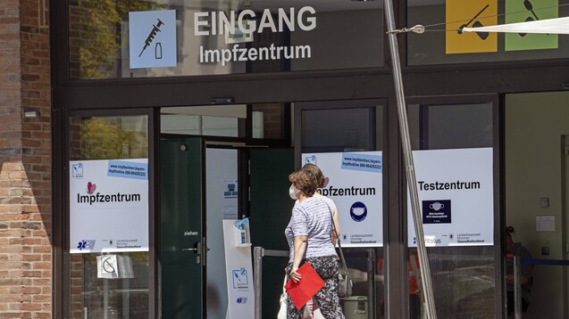Die Impfzentren in Bayern werden zum Jahresende eingestellt. Dann gibt es die COVID-19-Impfung nur noch bei Ärzten und in Apotheken. (Foto: IMAGO / Wolfgang Maria Weber)