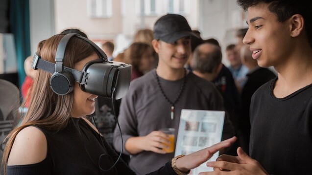 Schüler können dank 3D-Brillen und
Virtual-Reality-Videos einen virtuellen Einblick in den Berufsalltag von PTAs
und PKAs erhalten. (Foto: Markus Hardt // Dein erster Tag) 