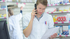 Telefon, Fax, Botendienst: Sieht so für die nächsten Wochen der sichere Erwerb von Arzneimitteln aus? ( r / Foto: auremar / stock.adobe.com)