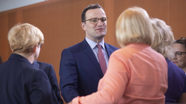 Bundesgesundheitsminister Jens Spahn (hier in der heutigen Ministerrunde) hat dem Bundeskabinett heute eine ausführliche Apothekenreform vorgelegt, die dann auch durchgewinkt wurde. (c / Foto: imago images / R. Zensen)
