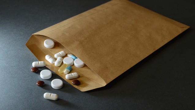 Pillen aus dem Briefumschlag: Wo wurde wann der Versandhandel mit welchen Arzneimitteln in Europa zugelassen? (Foto: dpa)