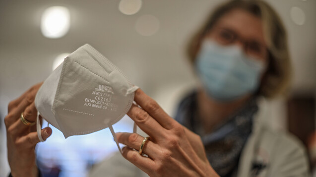 FFP2-Masken können bei entsprechend hygienischem Umgang auch mehrmals getragen werden. (Foto: imago images / Markus van Offern)